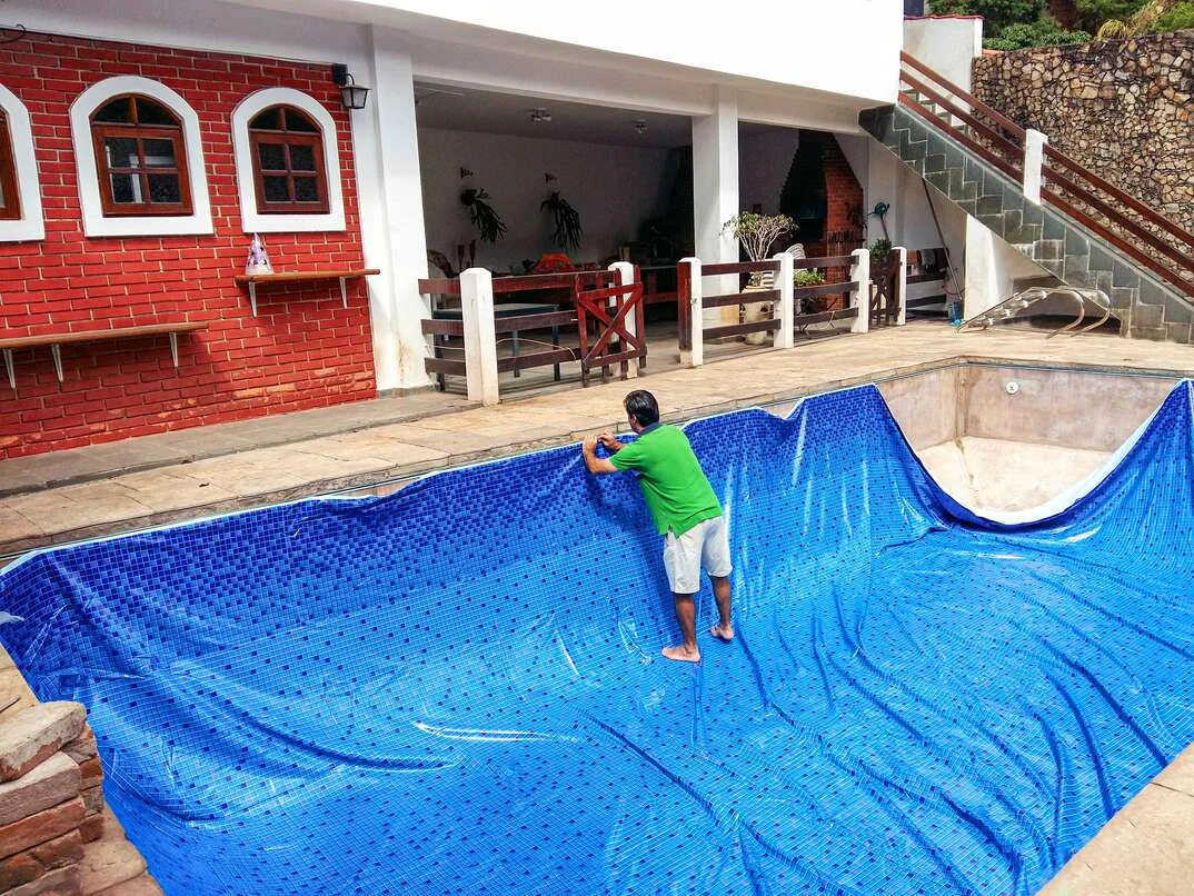 Thợ lắp đặt tấm lót hồ bơi 2