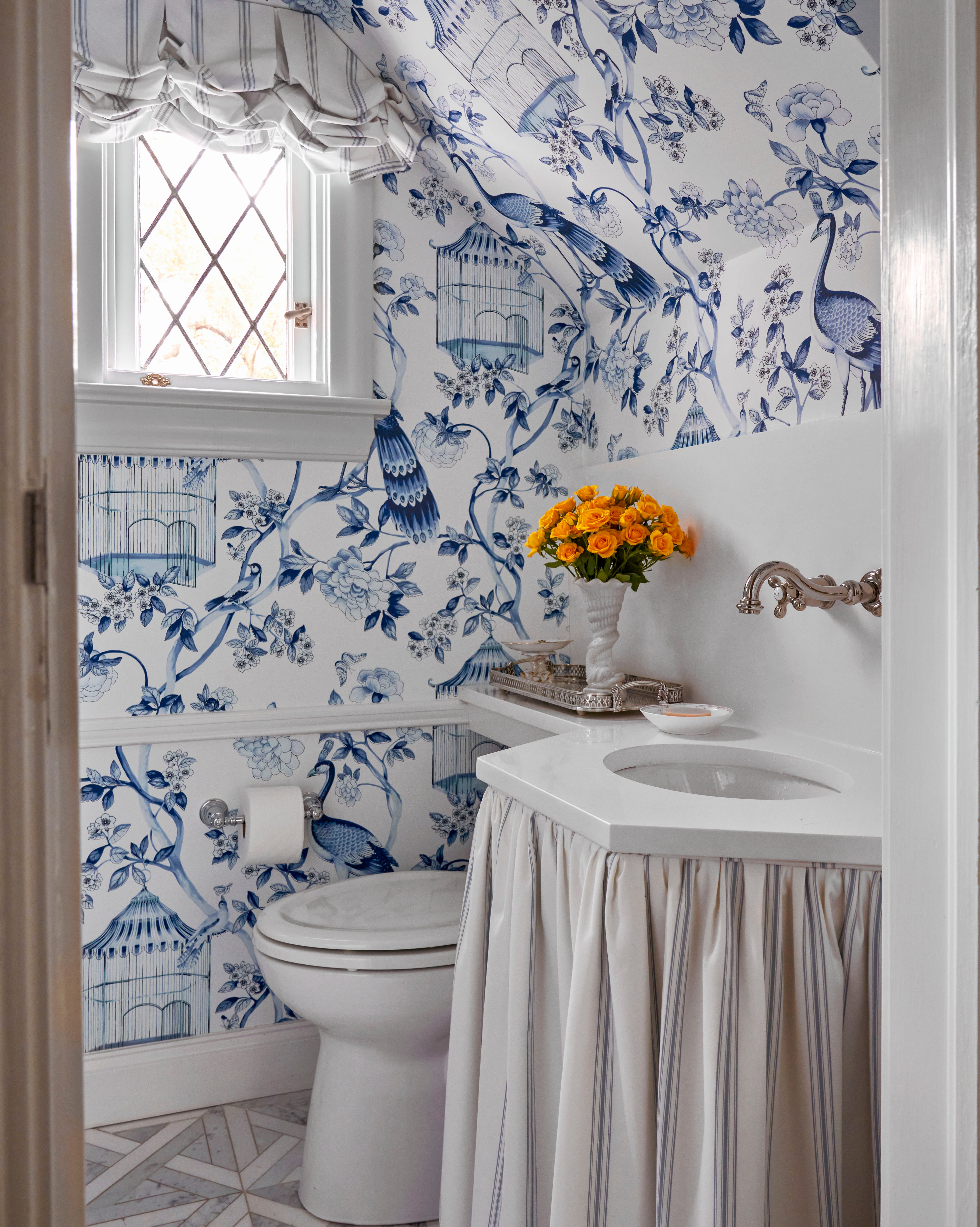 ý tưởng phòng bột phòng bột với giấy dán tường chinoiserie màu xanh và trắng