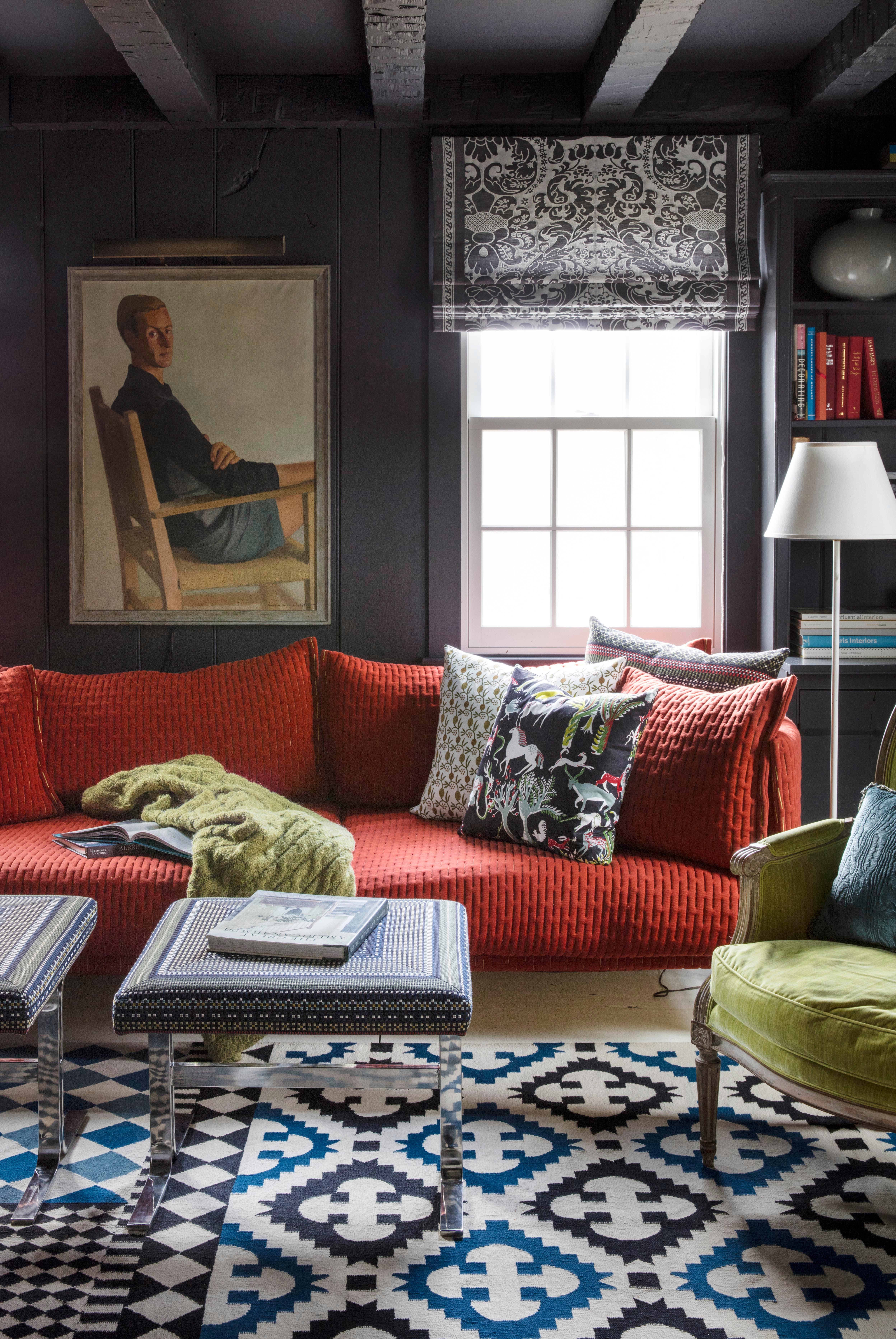 Phòng khách với ghế sofa màu cam màu sơn phòng khách